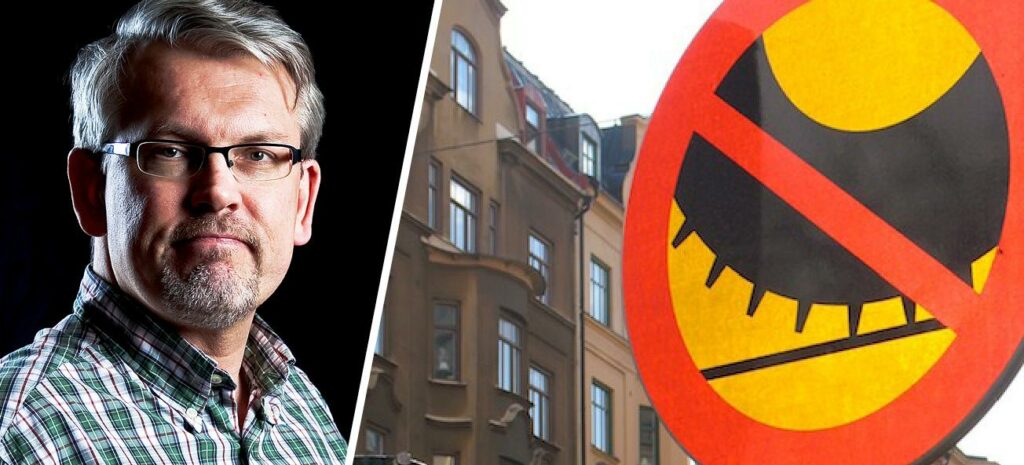 En man står bredvid en parkeringsförbudsskylt. (AI text)