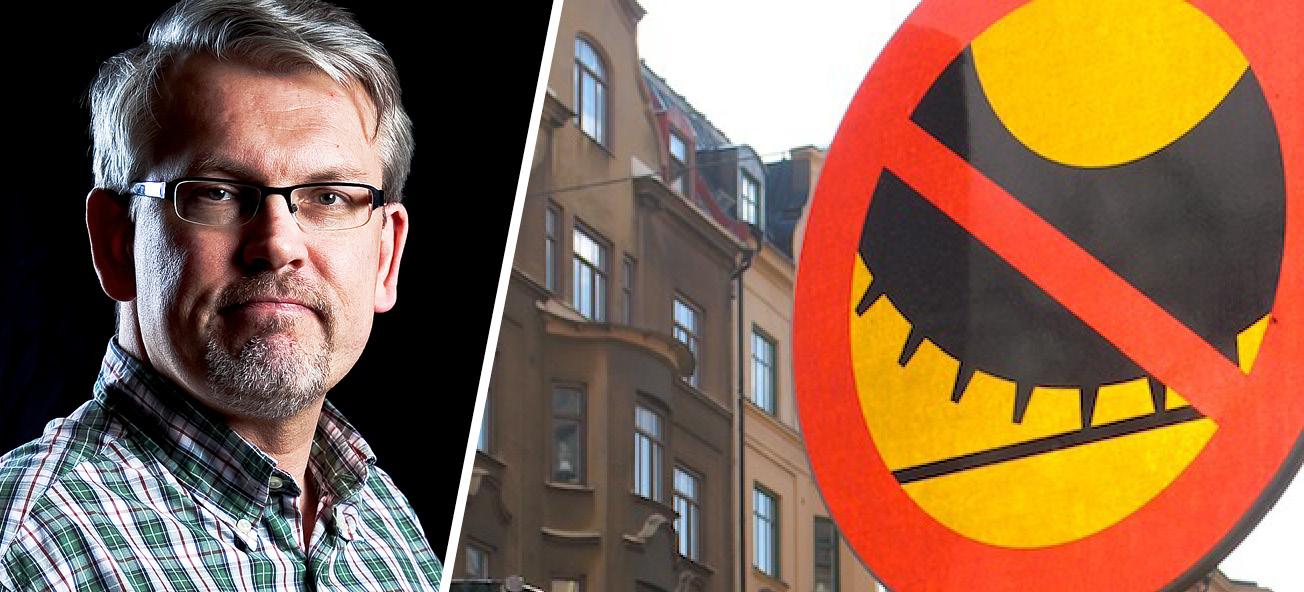 En man står bredvid en parkeringsförbudsskylt. (AI text)