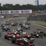 En grupp racerbilar på en bana. (AI text)