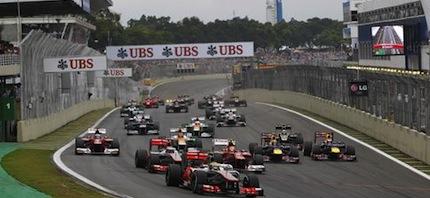 En grupp racerbilar på en bana. (AI text)