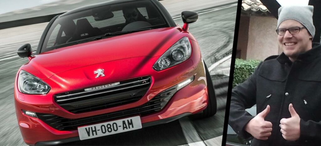 En man och en kvinna står bredvid en bil. (AI text)