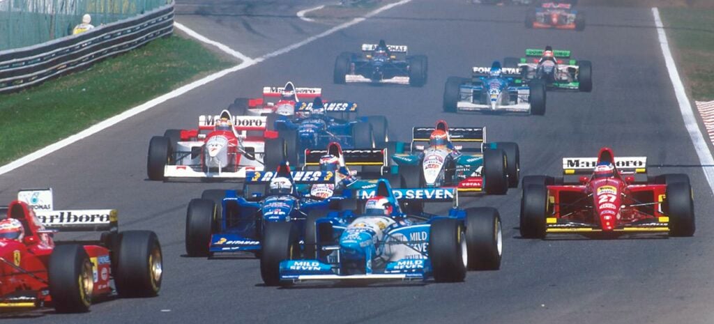 En grupp racerbilar på en bana. (AI text)