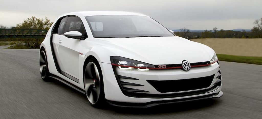 Volkswagen Golf GT kör längs vägen. (AI text)