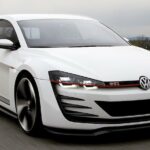 Volkswagen Golf GT kör längs vägen. (AI text)