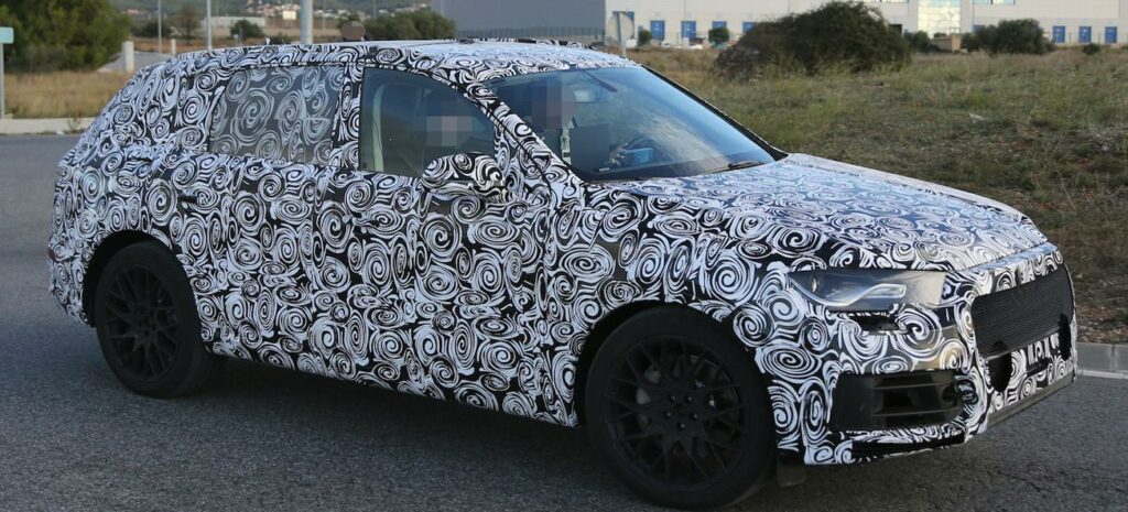 Audi Q7-stereotypen upptäcks på gatan (AI text)