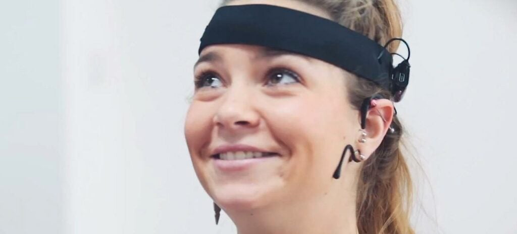 En kvinna som bär huvudband och en svart skjorta. (AI text)