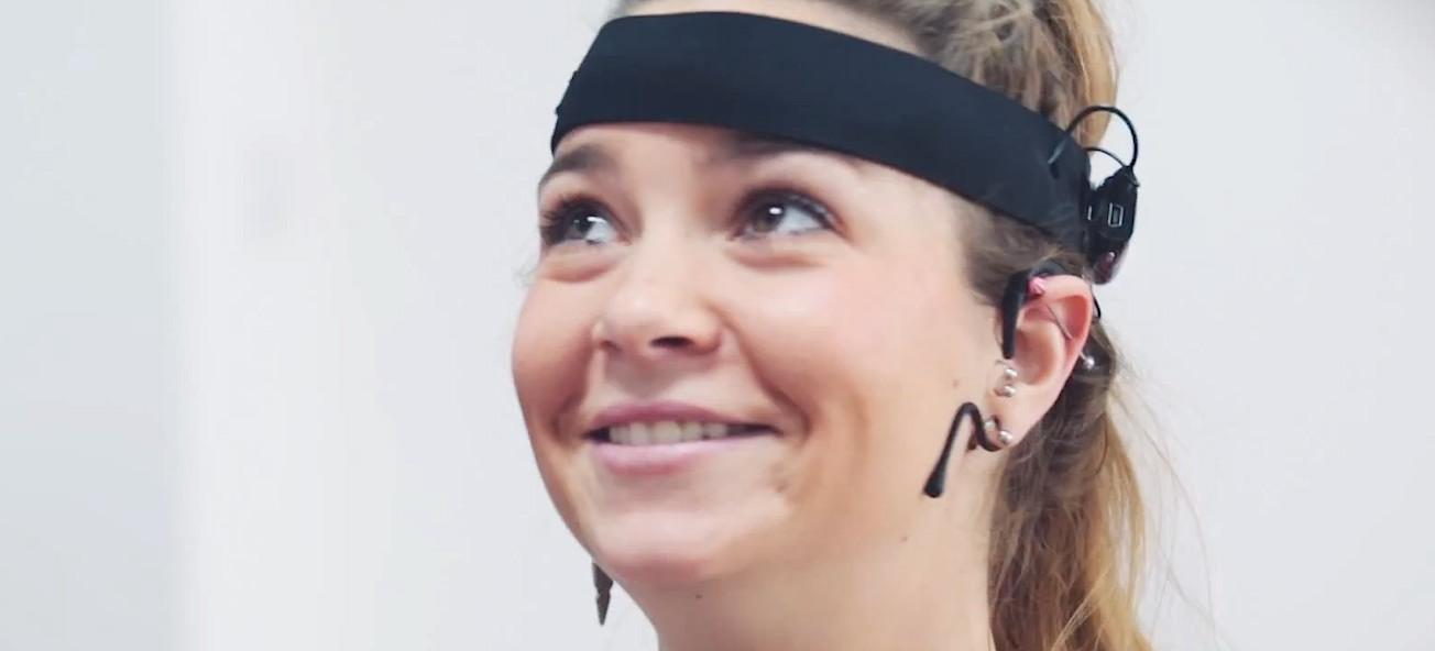 En kvinna som bär huvudband och en svart skjorta. (AI text)