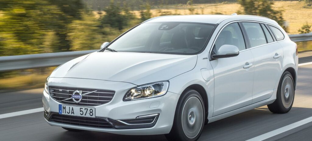 Volvo V60 kör längs vägen. (AI text)