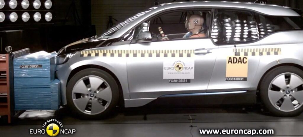 BMW I3-idrive kraschtest (AI text)