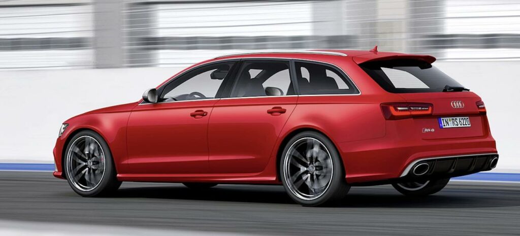 Audi RS4 Avant körs på en racerbana. (AI text)