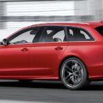 Audi RS4 Avant körs på en racerbana. (AI text)