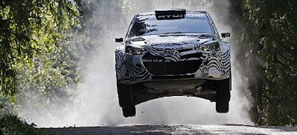 En rallybil hoppar över en grusväg. (AI text)