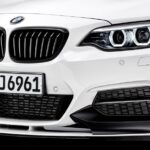 BMW M2 Gran Coupé visas i en svart-vit foto (AI text)