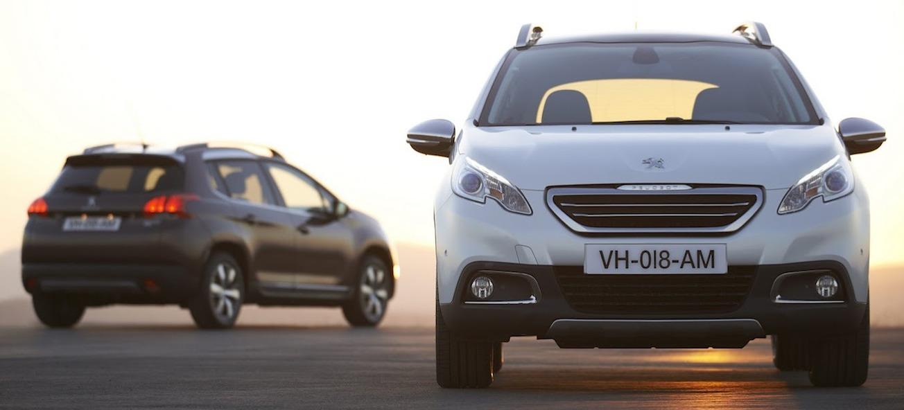 En vit bil kör på en väg. (AI text)