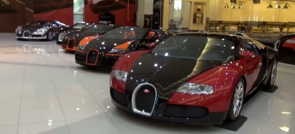 En grupp Bugatti-bilar i en showrum (AI text)