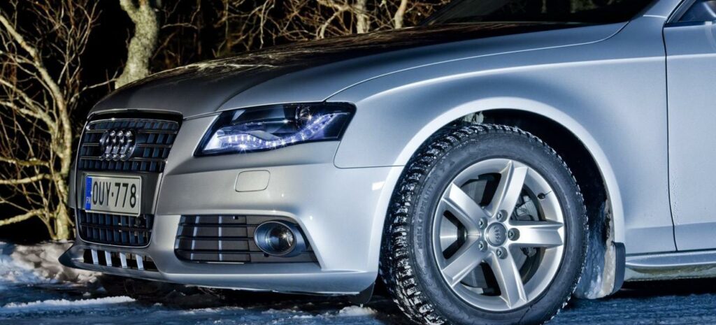 En Audi A4 S4 parkerad i snön. (AI text)