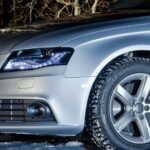 En Audi A4 S4 parkerad i snön. (AI text)