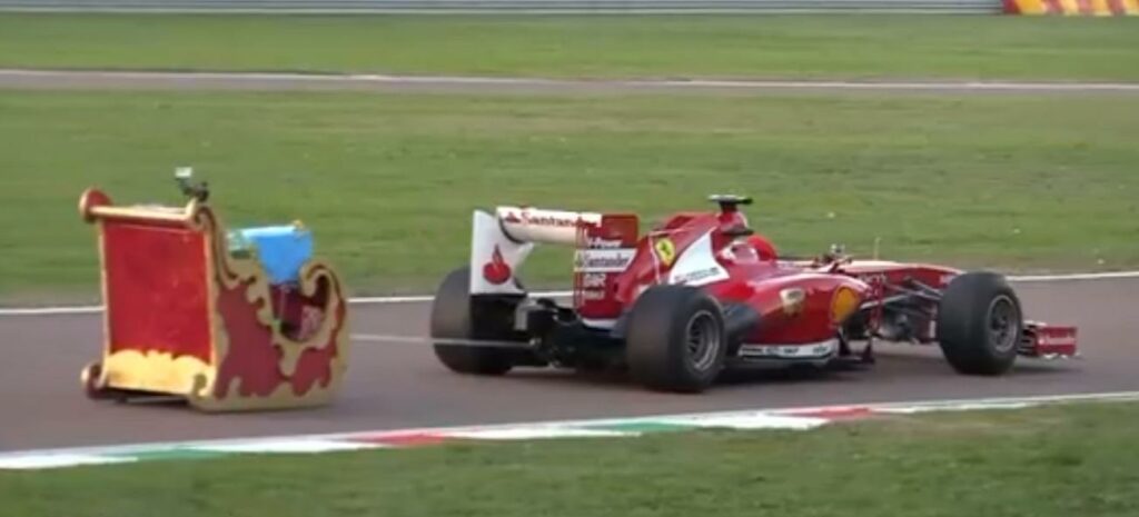 En Ferrari F1-bil kör längs en bana. (AI text)