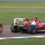 En Ferrari F1-bil kör längs en bana. (AI text)