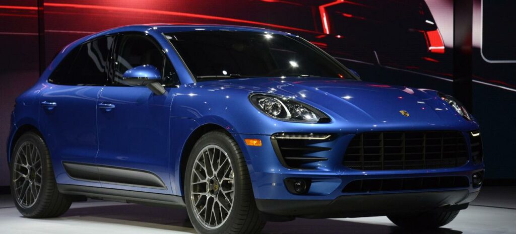 En blå Porsche Macan visas upp på bilmässan. (AI text)