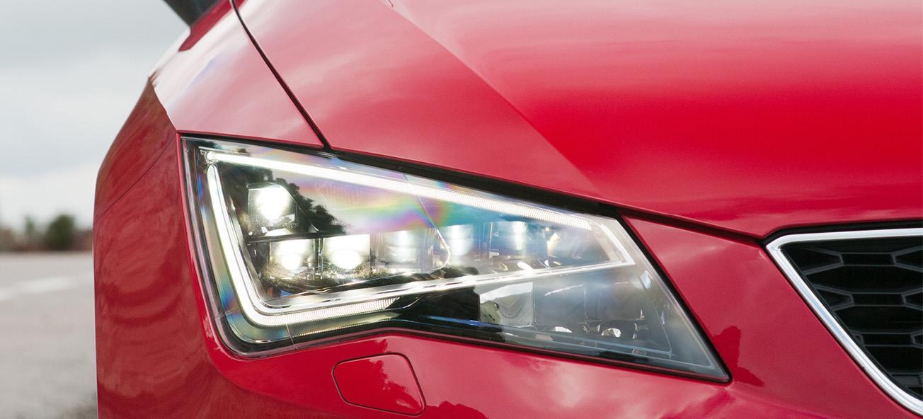 framsidan av en röd bil med en förlysmaskin (AI text)