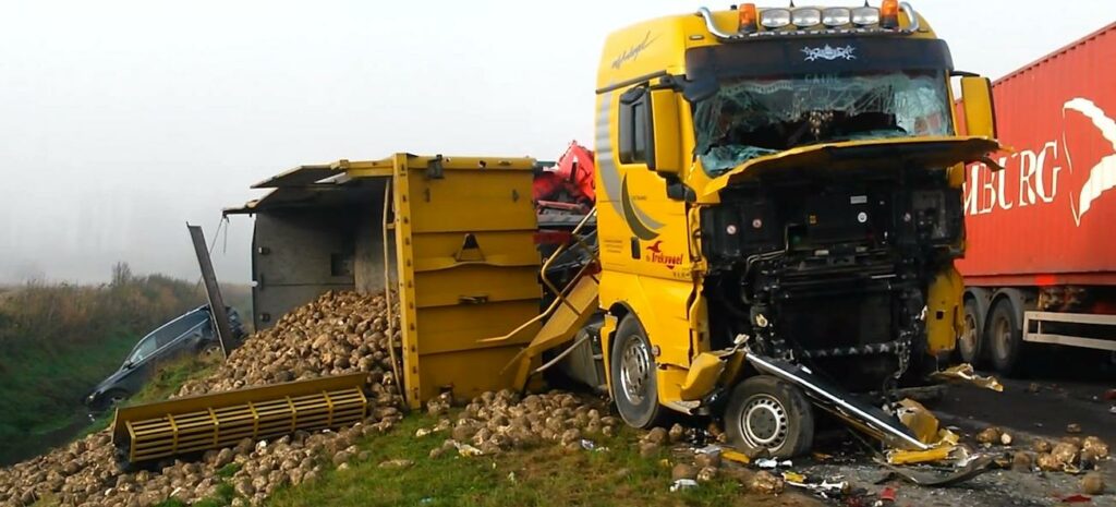 En lastbil står parkerad vid sidan av vägen. (AI text)