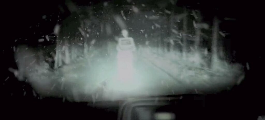 En bil i mörkret med en varelse i baksetet. (AI text)