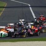 En racebil kör nedför en bana. (AI text)