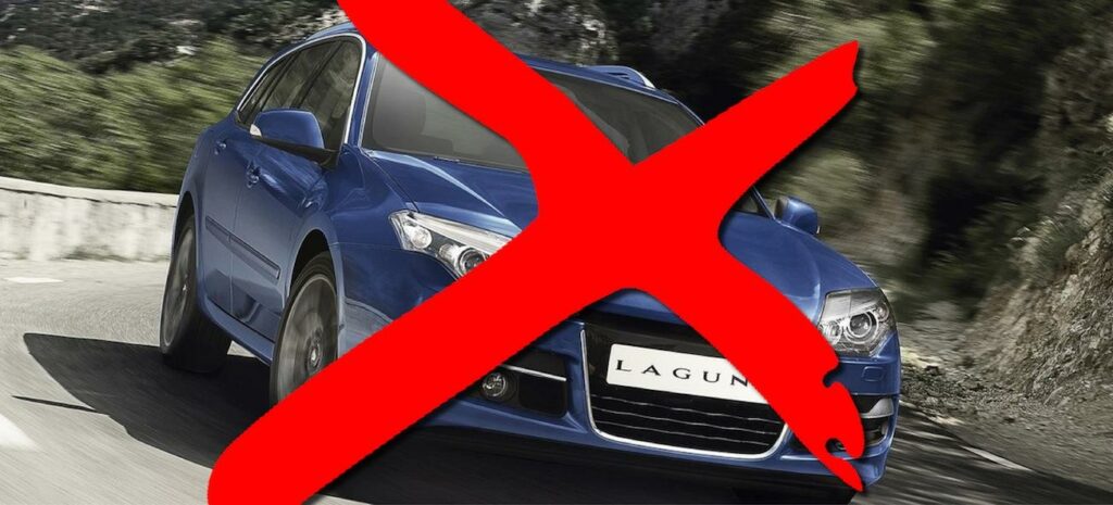 En blå bil kör nerför en bergsväg med ett rött x. (AI text)