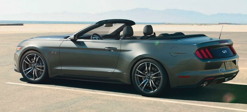 2019 års Ford Mustang cabriolet parkerad på en parkeringsplats (AI text)
