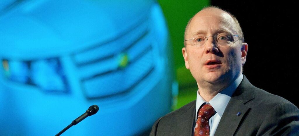 En man talar från en podiet. (AI text)