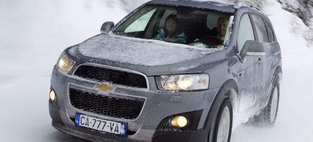 Chevrolet Captiva kör i snön. (AI text)