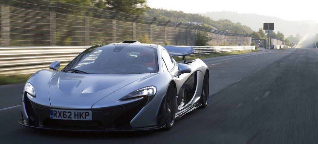 McLaren P1 kör på racerbanan. (AI text)