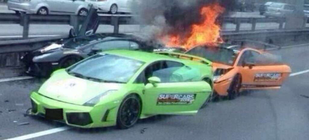 En grönt och orange Lamborghini GT4 är i brand. (AI text)