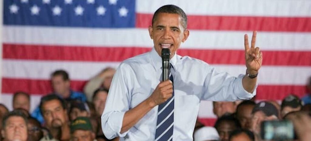 Obama talar för en publik av människor. (AI text)