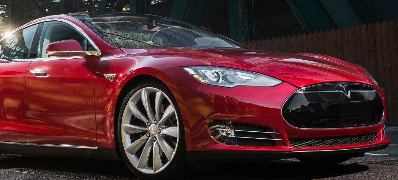 En Tesla Model S parkerad på en stadsgata. (AI text)