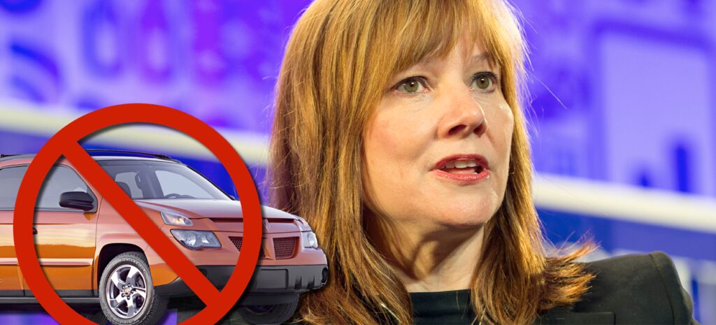 En kvinna står bredvid en bil. (AI text)