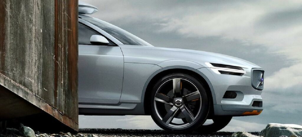 Volvo XC90-suv:parkering i parkeringsplats (AI text)