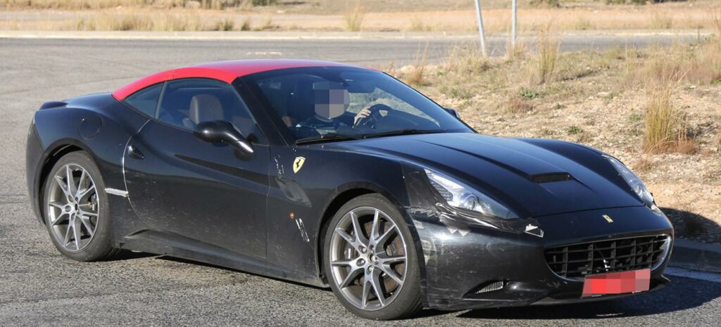 En Ferrari California upptäcktes på gatan. (AI text)