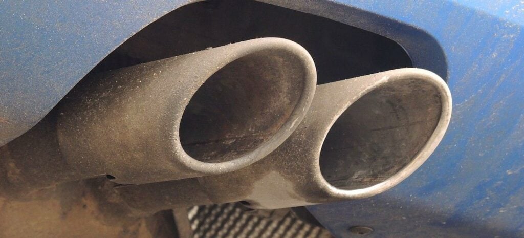 En blå bil med en utluftningsrör. (AI text)