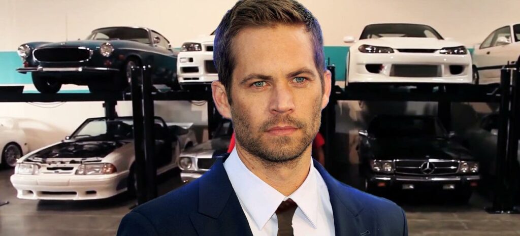 En man i kostym står framför en bil. (AI text)