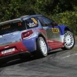 En rallybil kör nerför en backe. (AI text)