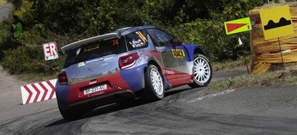 En rallybil kör nerför en backe. (AI text)