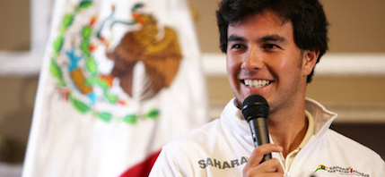 En man i vit skjorta ler och håller ett mikrofon. (AI text)