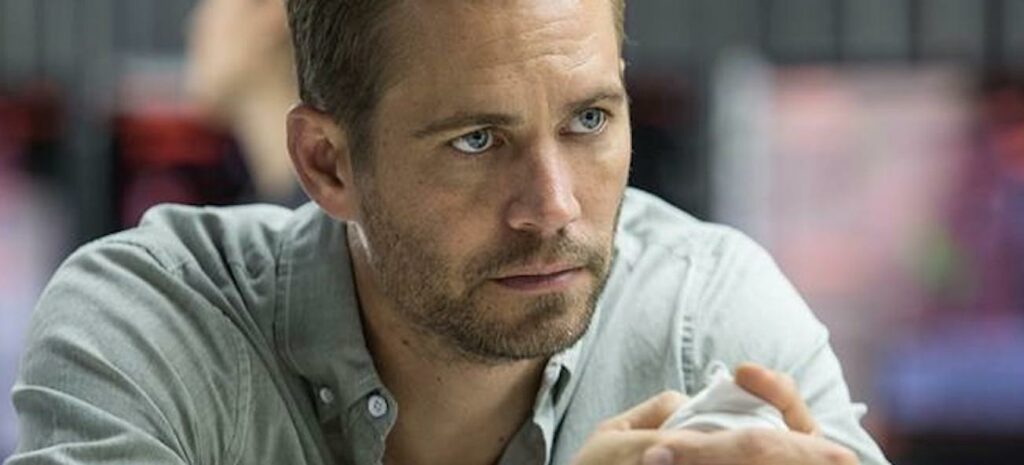 En man tittar på en skärm. (AI text)