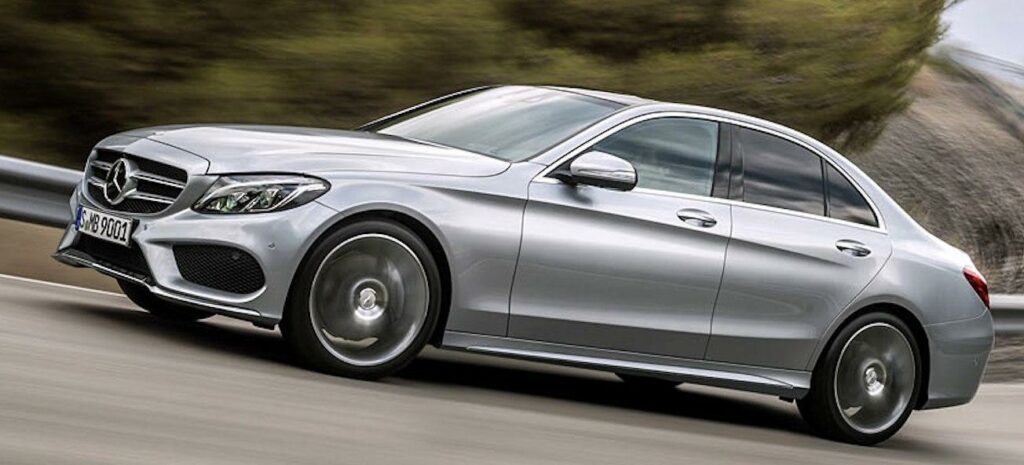 Mercedes-Benz E-sedancen kör längs en bergsväg. (AI text)