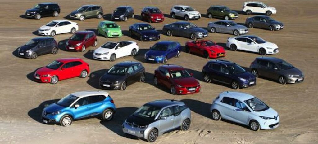 En grupp bilar parkerade på en strand. (AI text)