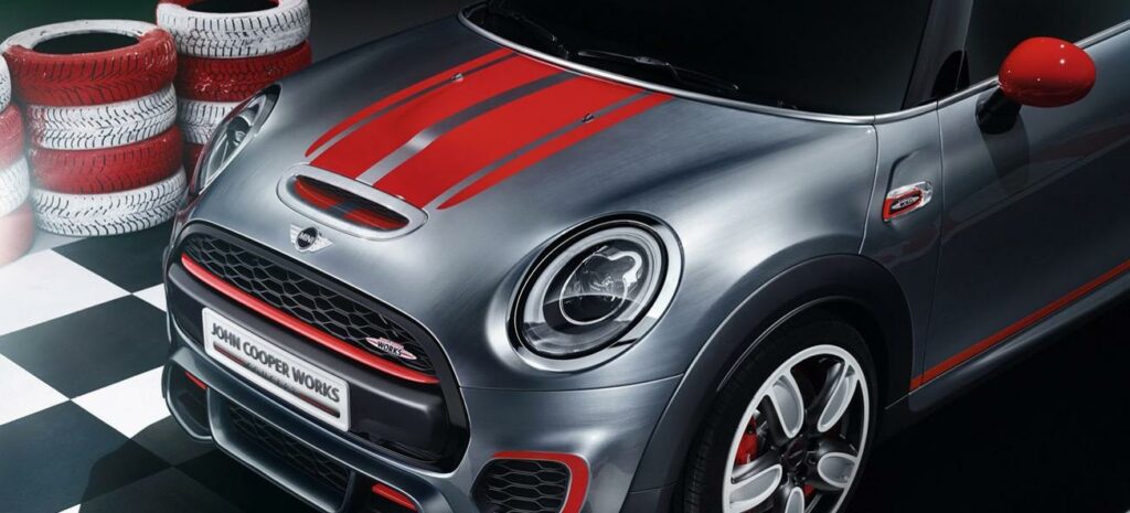 Den nya Mini Cooper S är en kompakt bil med turboladdad motor. (AI text)