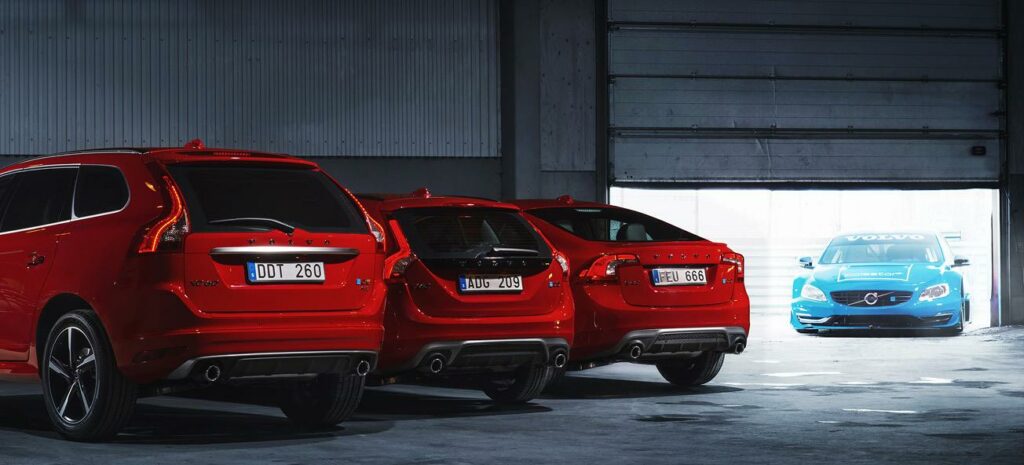 Den nya Volvo V60 Xdrive är en kompaktt korsöverförd. (AI text)