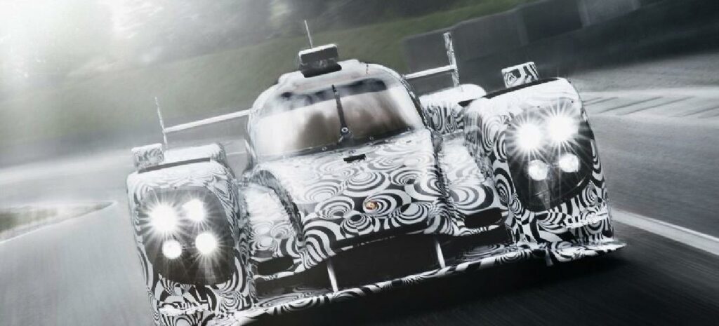 En racebil kör längs en bana. (AI text)